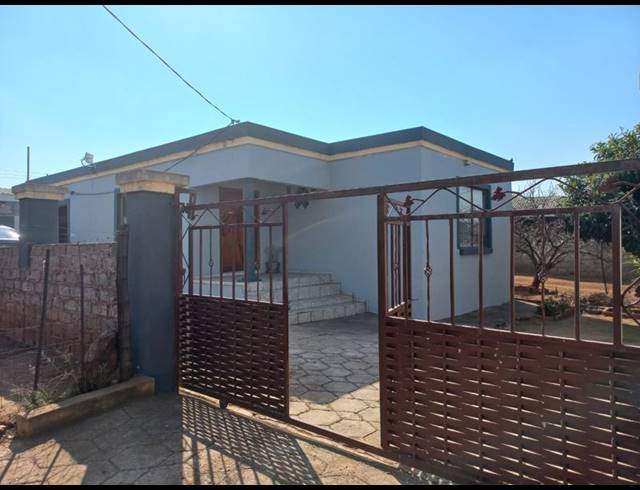 3 BEDROOM HOUSE FOR SALE IN LOTUS GARDENS
